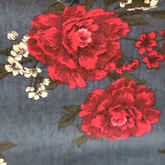 Torrid lightweight floral top size 2 quarter length sleeves blue red Spring - Picture 5 of 10